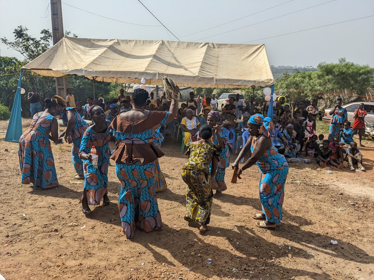 The extended family of the married couple dance at the reception